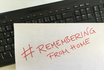 Unter dem Hashtag #Rememberingfromhome erinnerten weltweit Menschen online an die Befreiung der Konzentrationslager 1945. Foto: Sophie Genske.