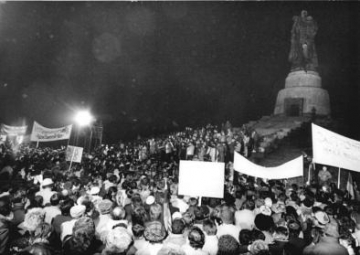 Demonstration von rund 250.000 BerlinerInnen am 3. Januar 1990 am Treptower Ehrenmal für die im Zweiten Weltkrieg gefallenen sowjetischen Soldaten.  Foto: Ralph Hirschberger (Bundesarchiv, Bild 183-1990-0105-300 / Hirschberger, Ralph / CC-BY-SA 3.0)