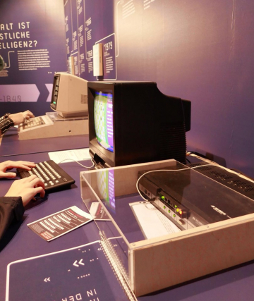 Die Besucher*innen können sich in einer Partie Schach gegen den DDR-Computer versuchen, Foto: Carolin Kulling