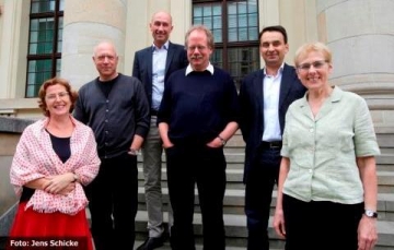 ZZF-Historiker Prof. Dr. Rüdiger Hachtmann (4.v.l.) ist Mitglied der Unabhängige Historikerkommission, die aus sechs Experten/innen besteht und international zusammengesetzt ist.. Foto: Jens Schicke
