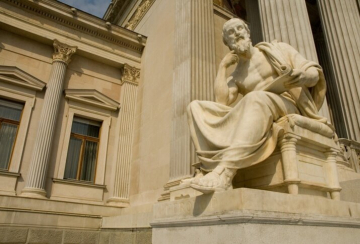 Foto einer Statue, die Herodot darstellt, aufgenommen im Parlament Wien