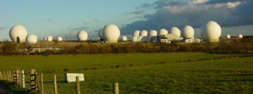 Radome in Menwith Hill, ein Stützpunkt der Royal Air Force in North Yorkshire, England. Die von britischen und US-Nachrichtendiensten betriebenen Antennenanlagen dienen teils der Erfassung von technisch vermittelter Kommunikation, teils dem Datentransfer mit Überwachungssatelliten. Die Liegenschaft gilt als eine der größten Einrichtungen zur technischen Aufklärung weltweit.