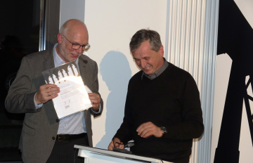Rüdiger Hohls (links) erhielt den "Sonderpreis Zeitgeschichte digital" 2021. Die Laudatio hielt Jürgen Danyel (rechts), stellvertretender Direktor des ZZF Potsdam, Foto: Marion Schlöttke / ZZF.