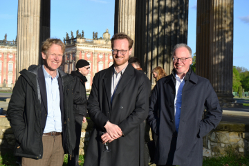 Erfolgreich promoviert: Tom Koltermann (Mitte) mit seinen Betreuern Professor Frank Bösch (links) und Priv.-Doz. Dr. Daniel Morat (rechts), Foto: Antonia Scheffler.