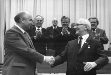 Orig. Bildunterschrift: Erich Honecker, Generalsekretär des ZK der SED und Vorsitzender des Staatsrates, nimmt nach seiner Schlußansprache den herzlichen Glückwunsch Michail Gorbatschows, des Generalsekretärs des ZK der KPdSU, entgegen. 21. April 1986