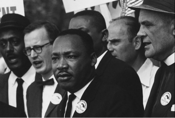 Martin Luther King Jr. during the 1963 March on Washington for Jobs and Freedom, during which he delivered his historic "I Have a Dream" speech, calling for an end to racism. Foto: 28. August 1963 by Rowland Scherman/CC0 Die Bilddatei ist im Bestand der National Archives and Records Administration verfügbar, katalogisiert unter dem National Archives Identifier (NAID) 542015  Gemeinfrei
