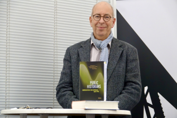 Martin Sabrow mit der ihm gewidmeten Festschrift »Public Historians«, Foto: ZZF