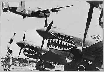 Ein US-amerikanischer Bomber hebt im Zweiten Weltkrieg über zwei Jagdflugzeugen ab, dessen Besatzungen Japans Nemesis sein wollten. (National Archives at College Park, Bildnr. 535780, Public Domain)
