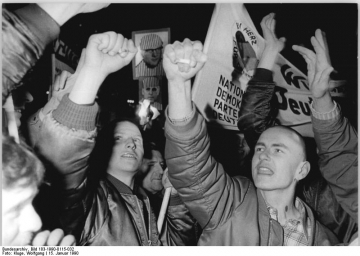 Bildnachweis: Leipzig, Demonstration von "Republikanern", Neonazis, Januar 1990, Foto: Bundesarchiv, Bild 183-1990-0115-032 / Kluge, Wolfgang / CC BY-SA 3.0 DE 