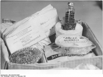 Display zum "Medikamentenschmuggel in Weihnachtssendungen" in einer Ausstellung des Amtes für Zoll und Kontrolle des Warenverkehrs im Ministerium für Gesundheitswesen in Berlin. Foto: Bundesarchiv, Bild 183-89187-0005 / Hochneder, Christa / CC-BY-SA 3.0, 