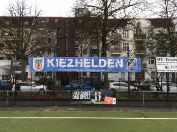 Der Kiez ist überal in Berlin zu finden: Fussball-Banner im Berliner Bezirk Reinickendorf, Foto: Hanno Hochmuth