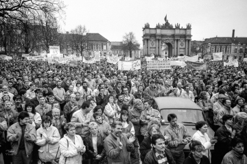 Menschen protestieren am 4. November 1989 auf dem Luisenplatz in Potsdam © Foto: Klaus D. Fahlbusch