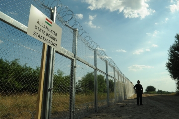 Der Grenzzaun zwischen Ungarn und Serbien, 21. Juli 2015 Foto: Délmagyarország/Schmidt Andrea, CC BY-SA 3.0, wikimedia commons