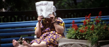 Pravda reading woman on a park bench in Moscow 1989 / Photo: Corinna Kuhr-Korolev CC-BY-SA-3.0
