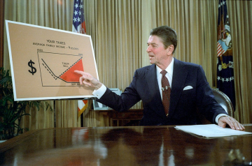 Photo: Series: Reagan White House Photographs, 1/20/1981 - 1/20/1989Collection: White House Photographic Collection, 1/20/1981 - 1/20/1989, Public domain, via Wikimedia Commons
