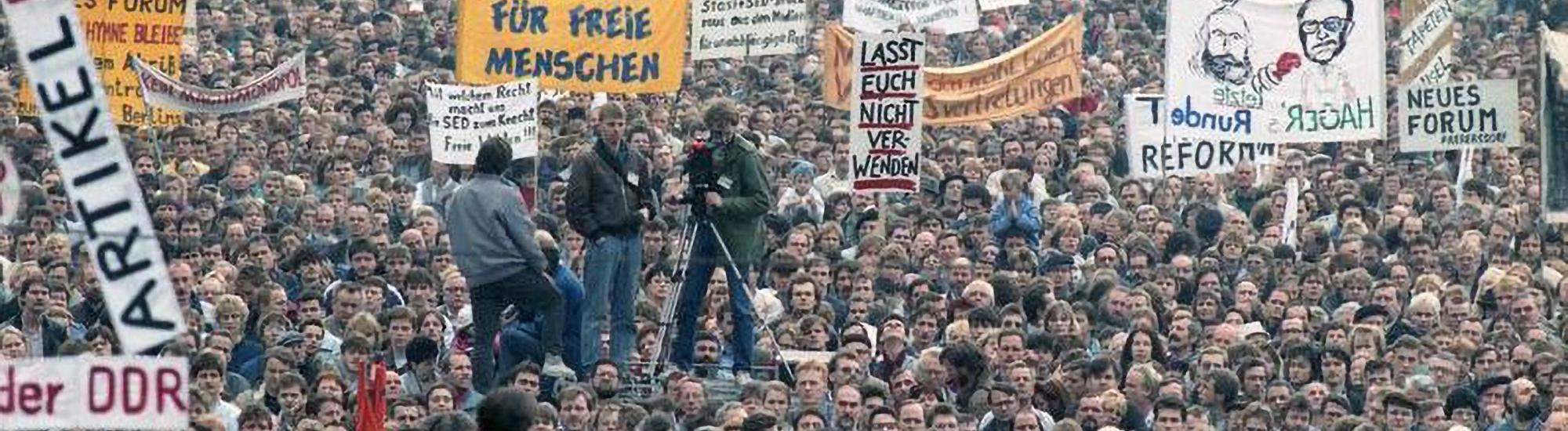 Eine große Menschenmenge demonstriert am 4. November 1989 auf dem Alexanderplatz in Berlin.