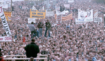 Foto einer großen Menschenmenge bei einer Demonstration am 4. November 1989. Viele der Menschen tragen Plakate und Transparente.