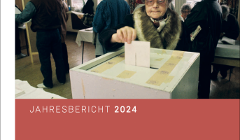 Titelbild des ZZF Jahresberichts 2024. Auf dem Titelfoto ist eine ältere Frau mit rotem Hut zu sehen, die in einem Wahlbüro einen Stimmzettel in eine Wahlurne wirft.