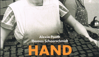 Zusehen sind zwei Bäckerinnen, die ein Buchcover zum Thema "Handwerk OST" illustrieren. 