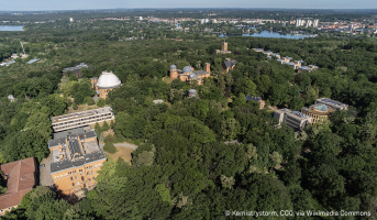 Blick von oben auf den Telegrafenberg in Potsdam, auf dem mehrere wissenschaftliche Einrichtungen angesiedelt sind.