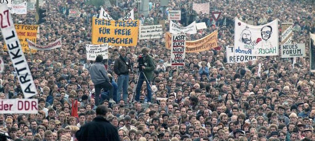 Eine große Menschenmenge demonstriert am 4. November 1989 auf dem Alexanderplatz in Berlin.