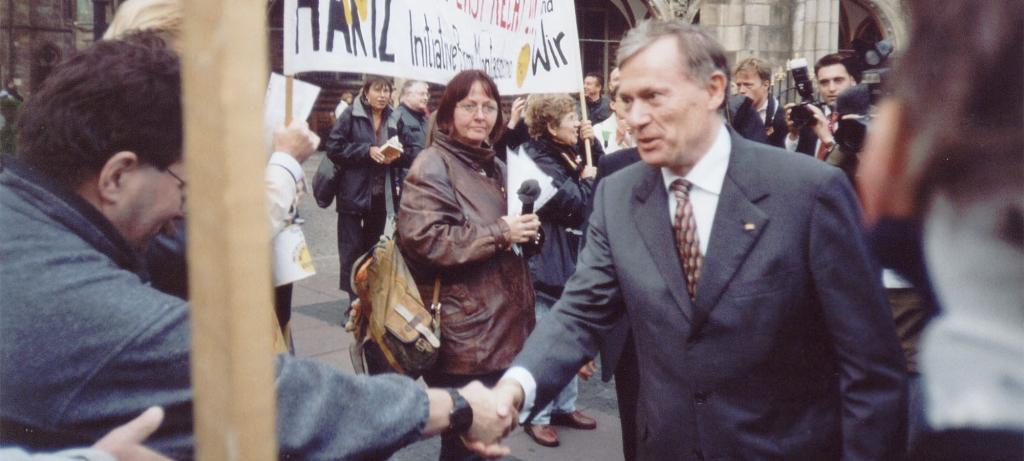Der damalige Bundespräsident Horst Köhler schüttelt die Hand eines Demonstranten.