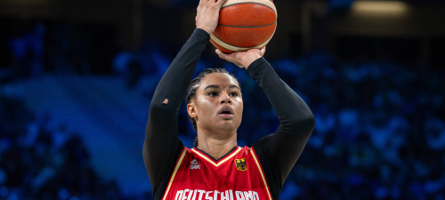 Das Bild zeigt eine Spielerin beim Basketball-Korbwurf.