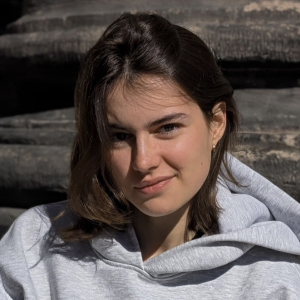 Person vor einer Säule