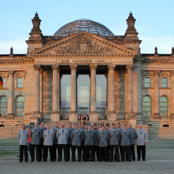 Soldaten der Bundeswehr vor dem Bundestag