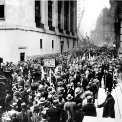 Massenprotest vor dem New York Stock Exchange nach dem Crash der New Yorker Börse am 24. Oktober 1929 (Foto: AP / Gemeinfrei)