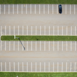 Das Foto zeigt einen fast leeren Parkplatz.