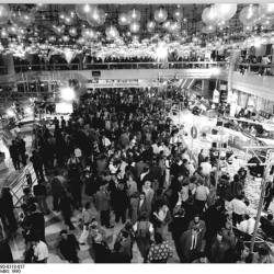 Das Foto zeigt das Wahlkzentrum der DDR-Volkskammerwahl am 18.3.1990. Zu sehen sind die Wahlmänner.