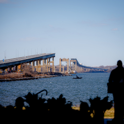 Das Bild zeigt eine in ihrer Mitte zerstörte Brücke