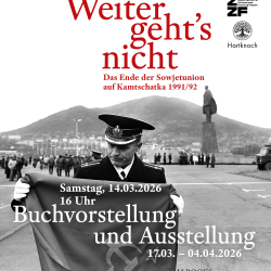 Zu sehen ist ein Soldat, der eine Flagge einholt.