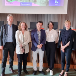 Das Foto zeitgt die fünf Teilnehmer *innes des 1. Panels des Symposiums "Kultur im Umbruch" - stehend vor der Bühne in der Aula der weißensee kunsthochschule berlin.