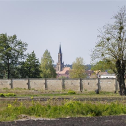Blick auf das Umfeld der Mahn- und Gedenkstätte Ravensbrück (Credits: Photothek Media Lab / Kira Hofmann)