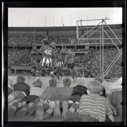 Harlem Globetrotters gegen Boston Whirlwinds (US-Basketballmannschaften) im Olympiastadion (Berlin-Charlottenburg), 22. August 1951 (Bildnachweis: Landesarchiv Berlin, F Rep. 290 (05) Nr. 0016642 / Foto: Cürlis, Peter)