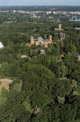 Luftaufnahme des Telegrafenbergs in Potsdam mit dem Geoforschungs Zentrum im Vordergrund. 